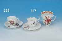 DOPPELHENKELTASSE, MEISSEN, UM 1730, PORZELLAN, H. 8 CM, BEIDSEITIGER GROßER KAKIMONDEKOR, GOLDSTAFFAGE