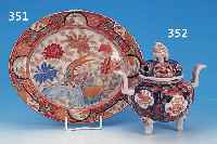 DECKELGEFäß, JAPAN, IMARI, UM 1880, PORZELLAN, H. CA. 20 CM, Z.T. RESTAURIERT