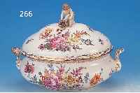 GROßE DECKELTERRINE, MEISSEN, UM 1880, PORZELLAN, 29 X 38 CM, SEHR SCHöNE UND BEIDSEITIGE BLUMENBOUQETBEMALUNG, GOLD-, STAFFAGE, ...