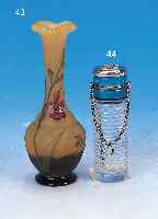 VASE, DAUM, NANCY, UM 1905, FARBLOSES SCHICHTGLAS, H. 10.5 CM, ZW. DEN SCHICHTEN WEIß GELB UND BRAUN EINGEPUDERT, EMAILMALEREI,GEäTZT, AM ...