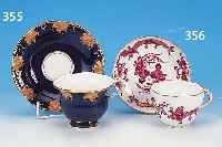 TASSE MIT UNTERTASSE, MEISSEN, 1. WAHL, UM 1880/90, PORZELLAN, H. 6.5 CM, REICHER PURPURFARBENER DRACHE, GOLDSTAFFAGE