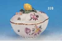 DECKELSCHALE, MEISSEN, UM 1740, PORZELLAN, H. CA. 15 CM, B. CA. 20 CM, BEIDSEITIGE BLU- MENBOUQUETBEMALUNG, DECKEL AUCH MIT KLEINEN BOUQUETS UND ...