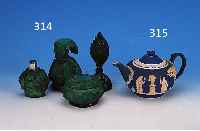 TEEKANNE, WEDGWOOD, ANFANG 20. JH., BISQUITPORZELLAN, 13 X 23 CM, ERHABENES WEIßESRELIEF, MIN. BEST., MIN. BRANDRISSIG