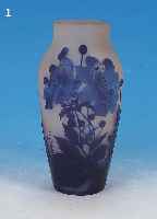 JUGENDSTILVASE, GALLé, UM 1900, FARBLOSES GLAS, HELLBLAU UND LILAFARBEN üBER- FANGEN, GESCHNITTEN, GESCHLIFFEN UND GEäZT, JAP. ...