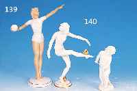 ZWEI PORZELLANFIGUREN, 30ER BZW. 50ER JAHRE, 1 X HUTSCHENREUTHER, KUGELSPIEL, SIGN. WERNER,GOLDSTAFFAGE, H. CA. 20 CM; 1 X SCHAUBACH, TURNERIN MIT ...