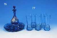 LIKöRKARAFFE MIT SECHS GLäSERN, DEUTSCH, UM 1900, BLAUES GLAS, EMAILMALEREI, H. 22/4 CM,DAZU TABLETT, D. CA. 22 CM, L. BER., MIN. AL- TERSSPUREN