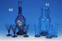 GROßE KARAFFE U. 5 GLäSER, BöHMEN, UM 1890, BLAUES GLAS, OPTISCH GEBLASEN, H. 30/14 CM, MIN. IN DER GR. VERSCHIEDEN, MIN. BEST.