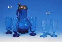 ZINNDECKELKANNE UND VIER GLäSER, BöHMEN, UM 1890, BLAUES GLAS, H. 30/16,5 CM, MIN. IN DER GR. VERSCHIEDEN, MIN. ALTERSSPUREN