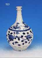 VASE, CHINA, UM 1680-1720, PORZELLAN, BLAUE UNTERGLASURBEMALUNG, BLUMENDEKOR, SAMMELWüRDIG, H. 28 CM, AM HALS L. REST., MIN.HAARRISSIG