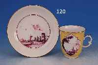 TASSE MIT UNTERTASSE, MEISSEN, UM 1740, PORZELLAN, HELLER GELBER FOND, PURPURFARBEN BEMALT, GOLDSTAFFAGE, H. 8 CM, TASSE BEID- SEITIG ...