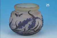VASE, GALLé, UM 1920, FARBLOSES SCHICHTGLAS,H. 12CM, D. 13 CM, PARTIELL GELB EINGEPUDERT, LILAFARBEN UND GRüN üBERFANGEN, FLORALER DEKORMIT ...