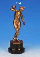 BRONZEFIGUR, SIGN. F. RICHTER, UM 1908-10, KUGELSPIELERIN, GIEßERSTEMPEL OSKAR GLADEN- BECK, SERPENTINSOCKEL, GESAMTHöHE CA. 23.5 CM