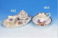 RAUCHERSET, DRESDEN, UM 1910-20, PORZELLAN, BUNTER BLUMENDEKOR, GOLDRäNDER, BESTEHEND AUS TABLETT MIT ZIGARETTENHALTER UND 4 KL. ...