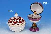 PARFUMFLAKON IN PORZELLANHALTERUNG, FRANKR., UM 1900, VIOLETT STAFFIERTES PORZELLAN MIT BUNTEM BLUMENDEKOR, INNEN GLASFLAKON, H. CA. 8.5 CM