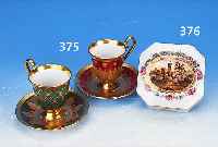 ZWEI TASSEN MIT UNTERTASSEN, HöCHST, MODELL FABERGé, PORZELLAN, REICH VERGOLDET, GRüN BZW. DUNKELROT GLASIERT, GOLDDEKOR Z.T. GEäTZTH. JE ...