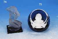 PAPERWEIGHT, BACCARAT, 60ER J., FARBL. GLAS,FACETTIERT, MIT BLAUEM ÜBERFANG IM BODEN UND SULPHITEINSCHMELZUNGEN, PORTRäT DES SCHILLER, ...
