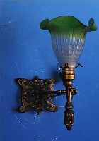 TISCHLAMPE, FRANKREICH, UM 1910-20, FUß MESSINGGUß MIT GEGENGEWICHT, MATTIERTER PREßGLASSCHIRM MIT GRüNEM TEILüBERFANG, ELEKTR. ...