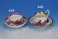TASSE MIT UNTERTASSE, MEISSEN, UM 1815, PORZELLAN, H. 7.5 CM, PURPURFARBENE CAMAIEUXMALEREI, VIER SZENEN, GOLDSTAFFAGE