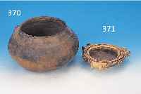 GEFäß, KELTISCH, 12. JH. V. CHR., GEBRANNTER TON, RESTE EINES HENKELANSATZES, AUS SCHERBEN ZUSAMMENGESETZT, H. CA. 18,5 CM, D. CA. 30 ...