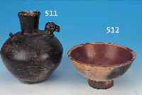 GEFäß, PERU, 13. JH. N. CHR., CHIMU, GEBRANNTER TON DUNKELBRAUN GLASIERT, MIT APPLIZIERTEM VOLLPLASTISCHEM VOGELOPF, H. CA. 20 CM