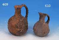 HENKELKANNE, ANATOLIEN, 14.-12. JH. V. CHR., GEBRANNTER RON, GERITZTER GEOMETRISCHER DEKOR, H. CA. 14 CM