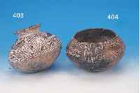 GEFäß, ECUADOR, QUIMBAYA, 13.-12. JH. V. CHR., GEBRANNTER TON, GERITZTER GEOMETRISCHER DEKOR MIT TIERMOTIVEN, H. CA. 13 CM, OBERER RAND ...