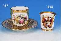 GROßE TASSE MIT UNTERTASSE, FRANKREICH, UM 1900/20, PORZELLAN, H. 10 CM, GROßE BLUMENBOUQUETMALEREI, REICHE GOLDSTAFFAGE