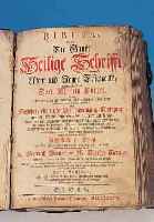 BIBEL, EMANUEL THURNEYEN 1748, ALTES UND NEUES TESTAMENT, GEPRäGTER PERGAMENTEINBAND BESCHäDIGT, SCHLIEßEN FEHLEN, EINIGE FEHLSEI- TEN