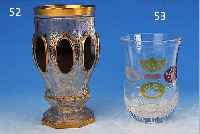 POKALGLAS, WOHL BöHMEN, 19. JAHRHUNDERT, FARBLOSES GLAS, H. 15 CM, REICHE GOLDMALEREI, 8 RUBINIERTE KARTUSCHEN, FACETTIERT