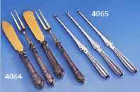 4 VORLEGEGABELN, BUTTER- UND KäSEMESSER, DEUTSCH NACH 1908, 800ER SILBER, GRIFFE GE- FüLLT, GEBR.-TEILE METALL VERG., KLASSIZIST., VEREINTE ...