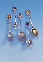 KONVOLUT 12 SAMMELLöFFEL, SILBER, TEILVERG.VON CA. 1900-1950, TEILW. EMAILL., VERSCH. DARSTELLUNGEN, 1 X MIT CITRINFARB. STEINBES.