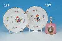PAAR KLEINE TELLER, MEISSEN, CA. 60ER JAHRE, PORZELLAN, BLUMENBOUQUET M. STREUBLüMCHEN UND INSEKTEN, GOLDSTAFFAGE, D. CA. 15.5 CM