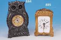TISCHUHR MIT AUTOMAT, JUNGHANS, UM 1910/20 HOLZUMRANDUNG GEGOSSENE METALLFRONT IN FORM EINER EULE, PAPIERZIFFERNRING, STIFTENANKER- GANGWERK, ...