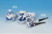ZWEI TEILE MEISSEN, 2. HäLFTE 20. JH., PORZELLAN, BEMALT, H. 9/7 CM, DECKELDöSCHEN UND SCHALE