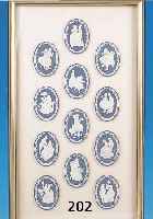 12 PLAKETTEN, WEDGWOOD, 50/60ER JAHRE, BLAUES BISQUITPORZELLAN MIT WEIßEN RELIEFS, JE CA. 8.5 X 6 CM, IN EINEM RAHMEN