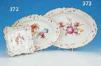 ZWEI TEILE, MEISSEN, UM 1870, PORZELLAN, FEINE BUNTE BEMALUNG MIT BLUMENBOUQUETS, STREUBLUMEN, INSEKTEN UND SCHMETTERLINGEN, GOLDRAND, ...