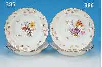 ZWEI TIEFE TELLER, MEISSEN, UM 1870, 1. WAHL, PORZELLAN, FEINE BUNTE BEMALUNG MIT BLUMENBOUQUET, STREUBLUMEN, INSEKTEN UND ...