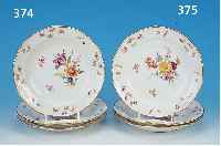 DREI KUCHENTELLER, MEISSEN, UM 1870, 1. WAHL, PORZELLAN, SEHR FEINE BUNTE BEMALUNG MIT BLUMENBOUQUETS, STREUBLUMEN, INSEKTEN UND ...