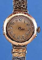 DAMENTASCHENUHR ALS DAMENARMBANDUHR, SCHWEIZUM 1905, ROSE-G. 585/000, METALLINNENBODEN, VERG. ZYLINDERW., 10 ST., ZEIGERST. AUßEN 4, ...