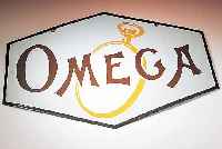 OMEGA EMAILWERBESCHILD AUS DEN 30ER JAHREN, BLECH BEIDSEITIG EMAILLIERT, BILD UND SCHRIFT LEICHT RELLIEFFIERT, DOPP. LOCHUNG, BLASSES RESEDAGRüN, ...