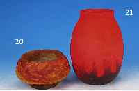 VASE, DELATTE, 30ER JAHRE, FARBLOSES GLAS, H. 20 CM, ROT UND BLAU EINGEPUDERT, SIGNIERT