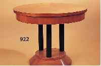 RUNDER TISCH, DEUTSCH, MüNCHEN, UM 1905-10, KIRSCHBAUMFURNIER, PLATTE GESPIEGELT, DREI GESCHWäRZTE SäULEN, H. CA. 69 CM, D. CA. 75 CM