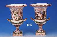 ZWEI POKALVASEN, CAPO DI MONTE, UM 1850, PORZELLAN, TEILRELIEFIERTER DEKOR, UMLAUFENDE DARSTELLUNG VON MUSIZIERENDEN UND TANZENDEN PUTTI, ...