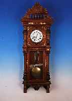WANDUHR, JUNGHANS, UM 1900, REICH VERZIERTESUND GESCHNITZES HOLZGEHäUSE, AUFSATZ SEKUNDäR,M. MESSINGAPPLIKEN BESETZT, DREISEITIG VER- GLAST, ...