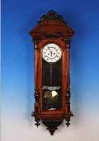 WANDUHR, GEBRüDER RESCH, EBENSEE, UM 1880/90, VERZIERTES UND GESCHNITZTES HOLZGEHäUSE, ORIG. BEKRöNUNG, DREISEITIG VERGLAST, ZWEIGE- TEILTES ...