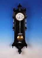 WANDUHR, GEBIET DER EHEM. K. U. K. MONARCHIE, VERZ. HOLZGEHäUSE, SEK. SCHWARZ GELACKT, DREISEITIG VERGLAST, RESTE ALTEN WURMBEFALLS, ...