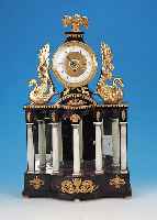 DEKORATIVE PORTALUHR, EMPIRE, WOHL WIEN, UM 1830, VERZIERTES HOLZGEHäUSE BESETZT MIT MESSINGAPPLIKATIONEN, IM GIEBELBEREICH STILI- SIERTE ...