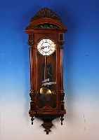 WANDUHR, GUSTAV BECKER, BRAUNAU, UM 1880/90, VERZIERTES HOLZGEHäUSE, GESCHNITZTE KAPITELLE UND BASEN, ORIG.-AUSATZ, UNTERE KLEINE VER- ZIERUNG ...