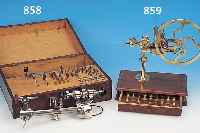 Uhrmacherwerkzeug, wohl deutsch um 1900, Holzsockel mit Lade, Stahl/Messing, Hand- schwungrad mit Spannrolle, 1 Schlitten, 20 Aufnahmen, ...