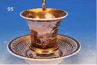TASSE MIT UNTERTASSE, WOHL PARIS, UM 1820, PORZELLAN, FEINE BUNTE BEMALUNG, IN KARTUSCHE QUALITäTVOLLE DARSTELLUNG EINER SONNENDURCH- FLUTETEN ...